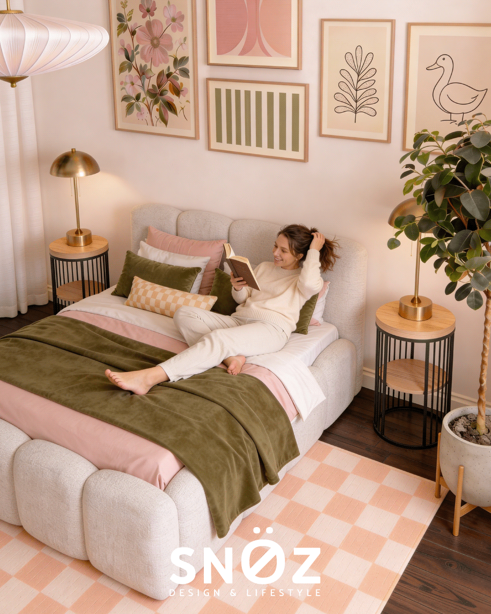 vue latérale du lit Clover dans une ambiance lumineuse et fun, une jeune femme lit un livre allongée sur le lit