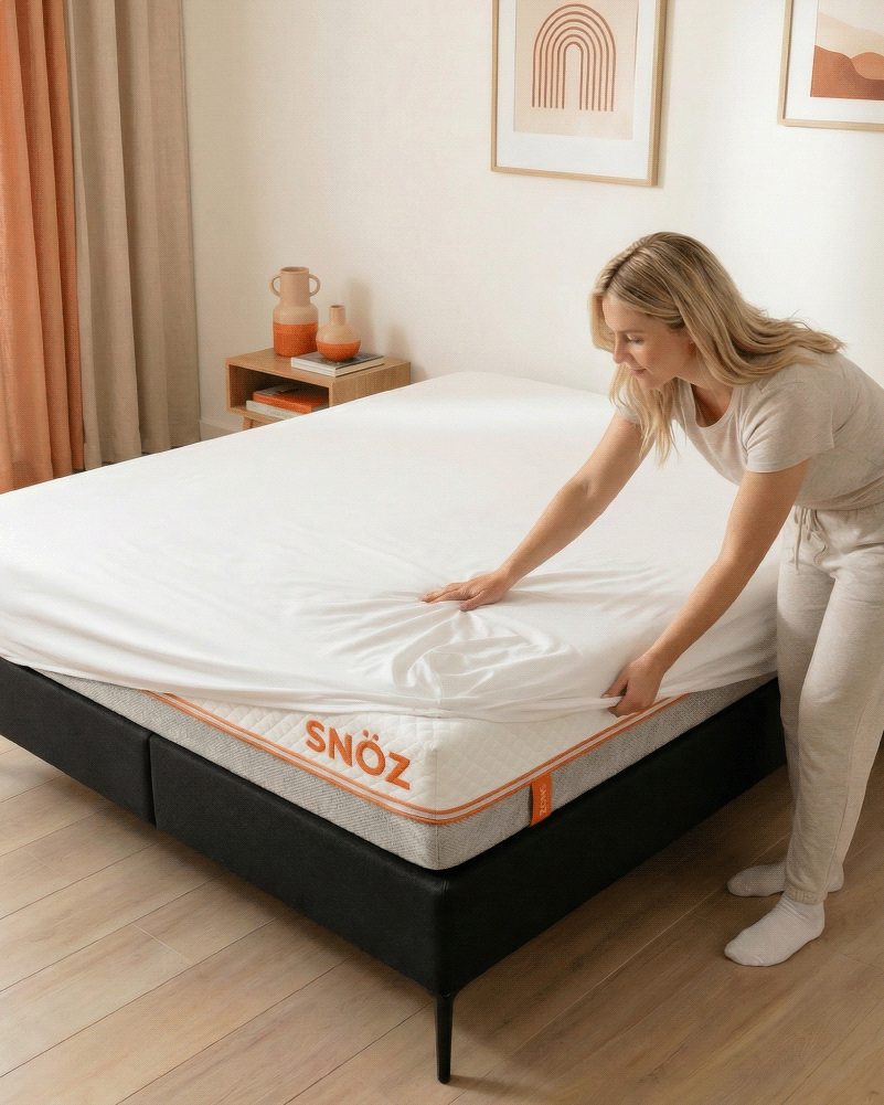femme installant un protège matelas sur le matelas color pour prolonger sa durée de vie